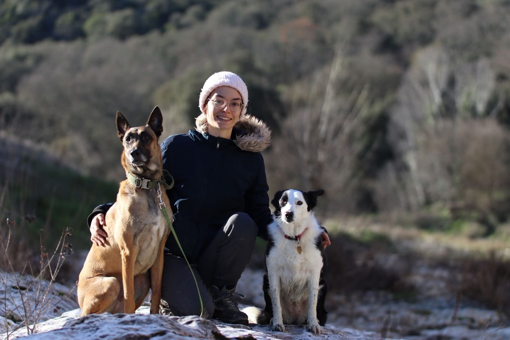 Maéva Klain avec deux chiens